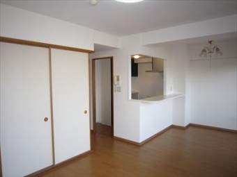 開口を大きくして、会話を楽しめるキッチンに 開口を大きくして、会話を楽しめるキッチンに